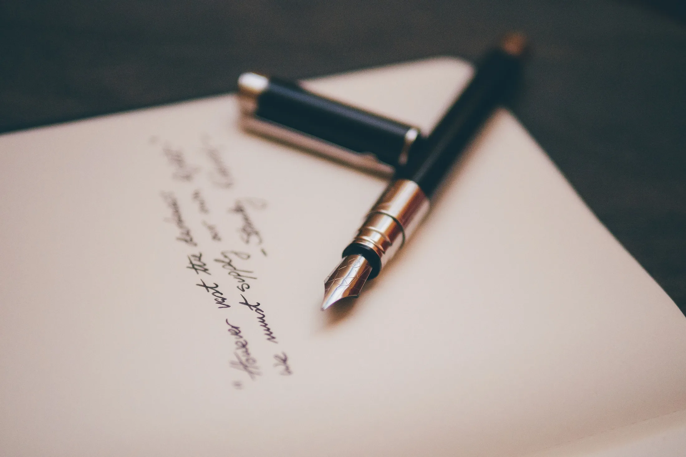 Pluma estilografica sobre una carta manuscrita