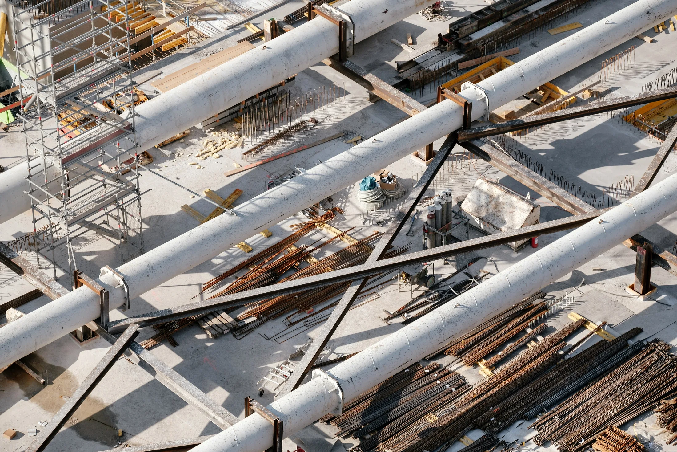 Obra en construccion con andamios y estructura vista