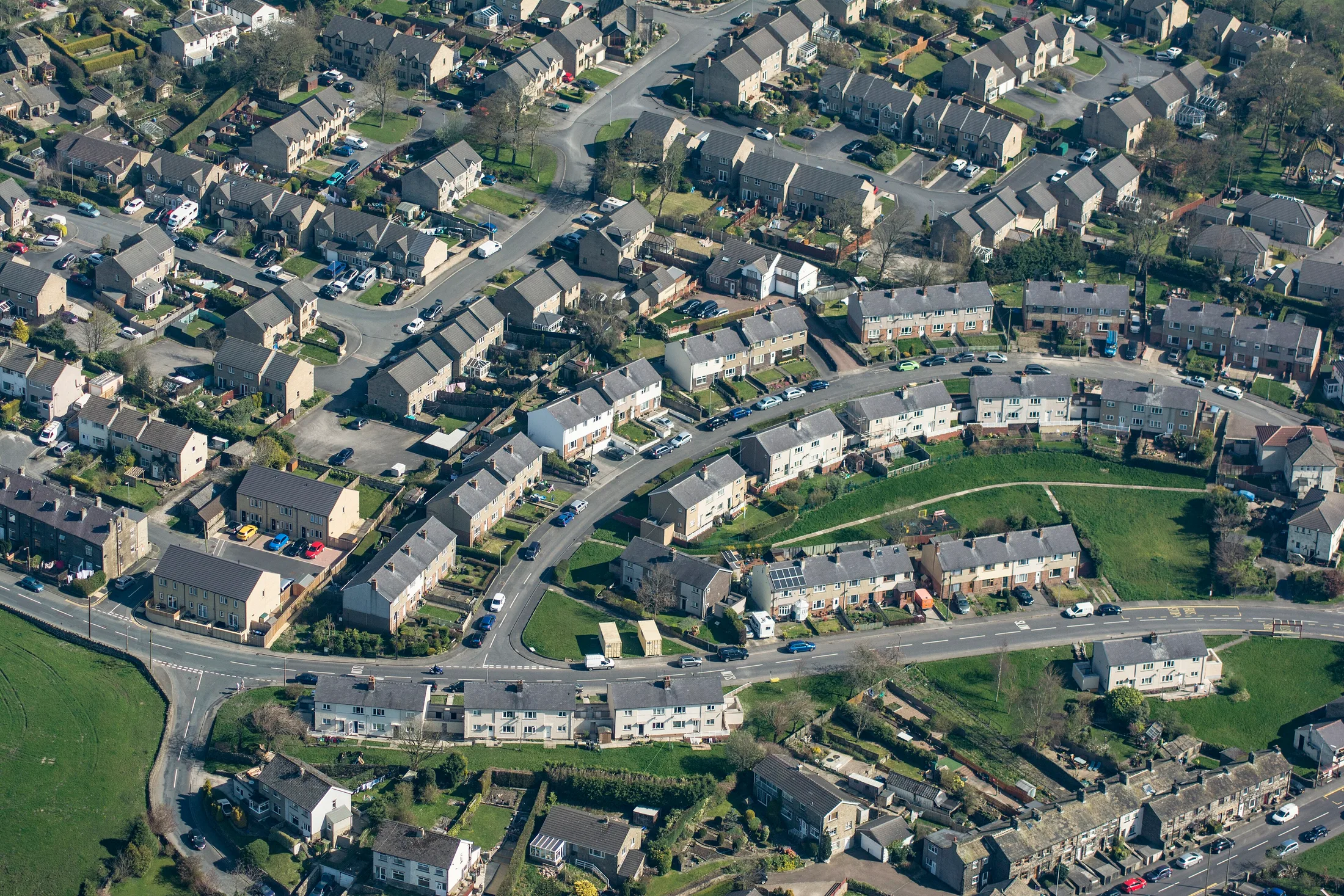 Vista aerea de un barrio residencial con sus parcelas y calles