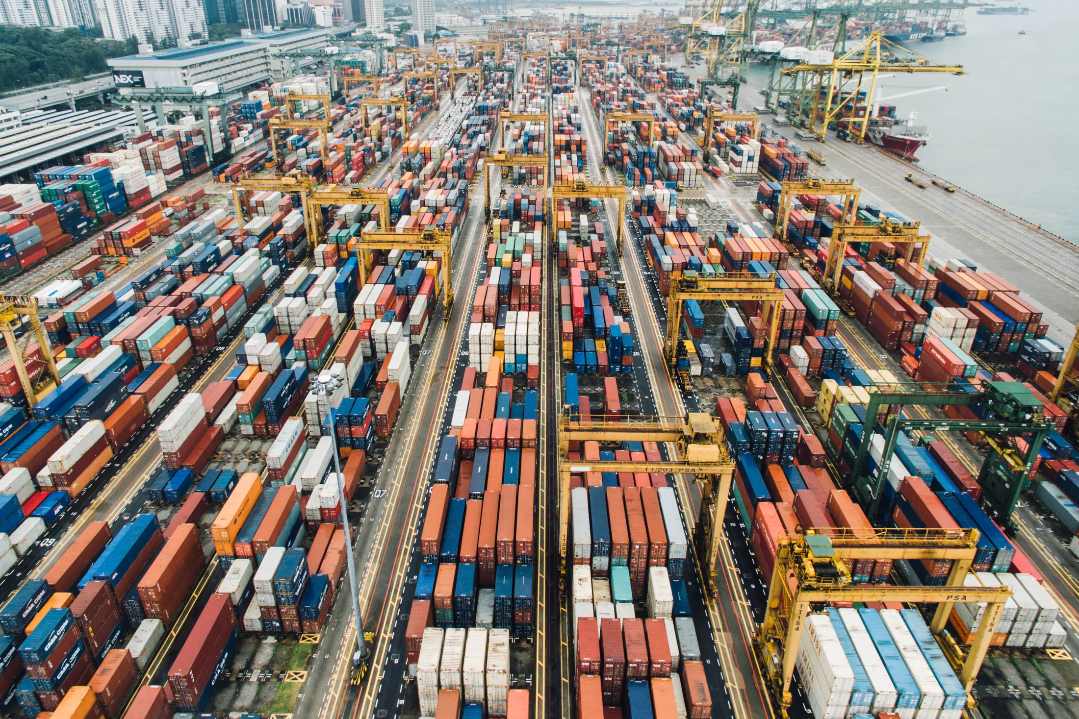 Contenedores apilados en una terminal portuaria
