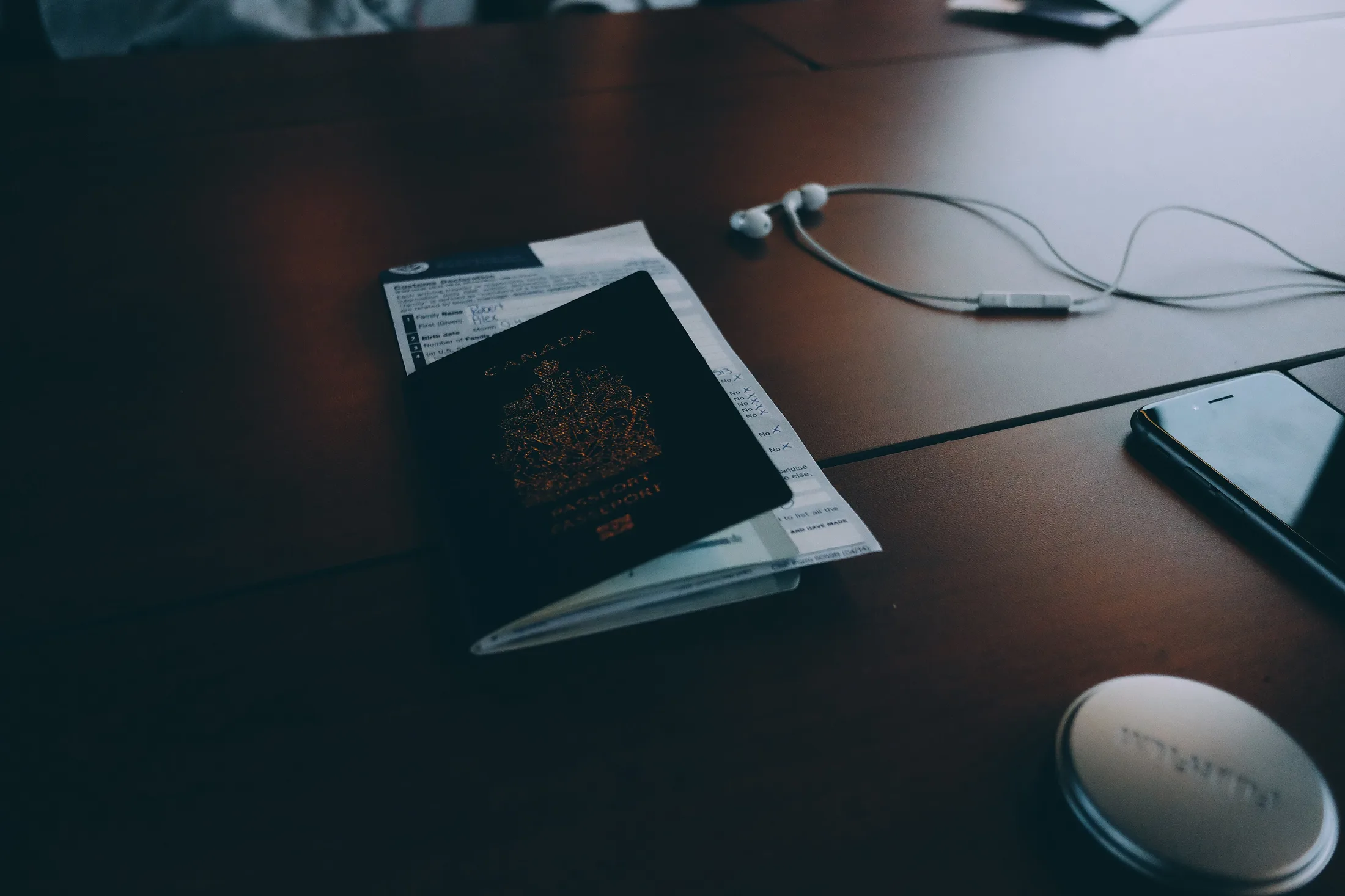 Pasaporte y documentacion personal sobre una mesa
