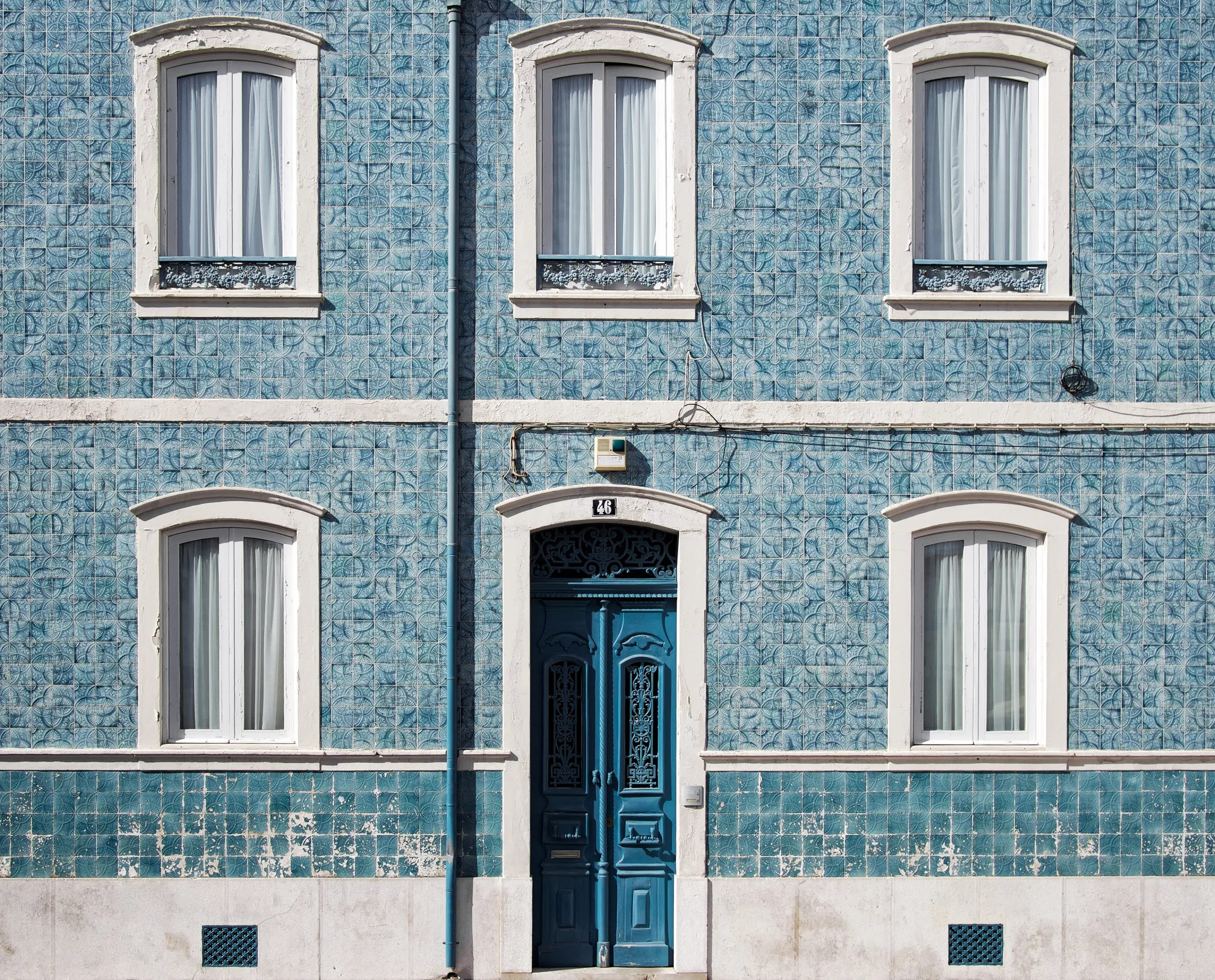 Fachada de una vivienda con su puerta de entrada