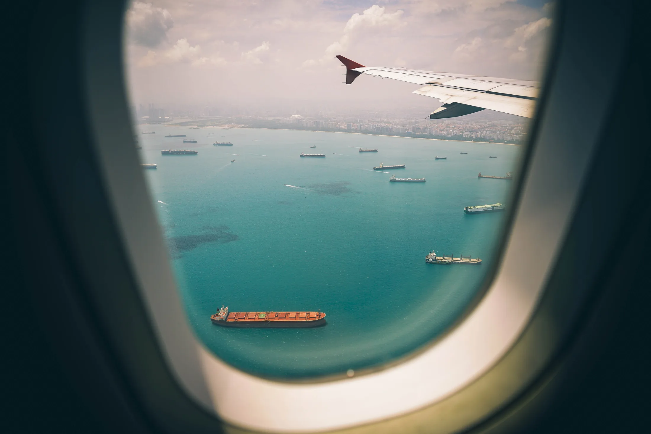 Vista del mar desde la ventanilla de un avion