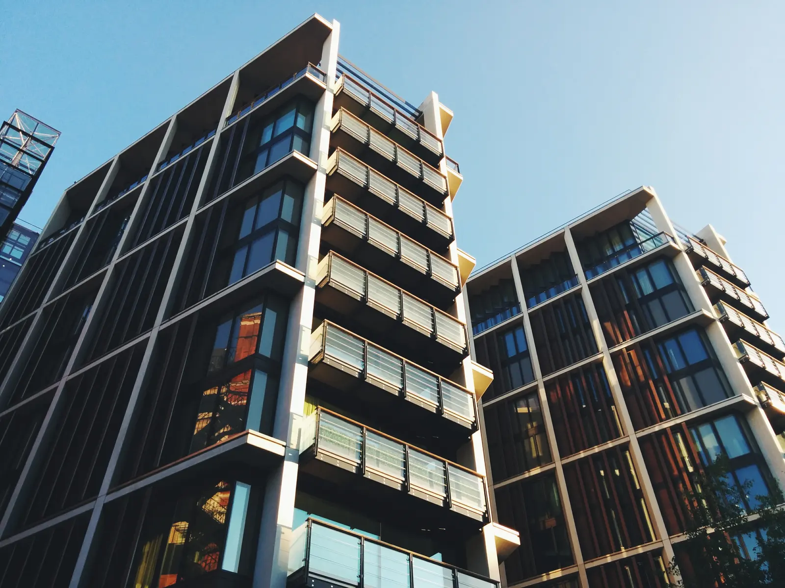 Fachada de un edificio residencial con ventanas repetidas