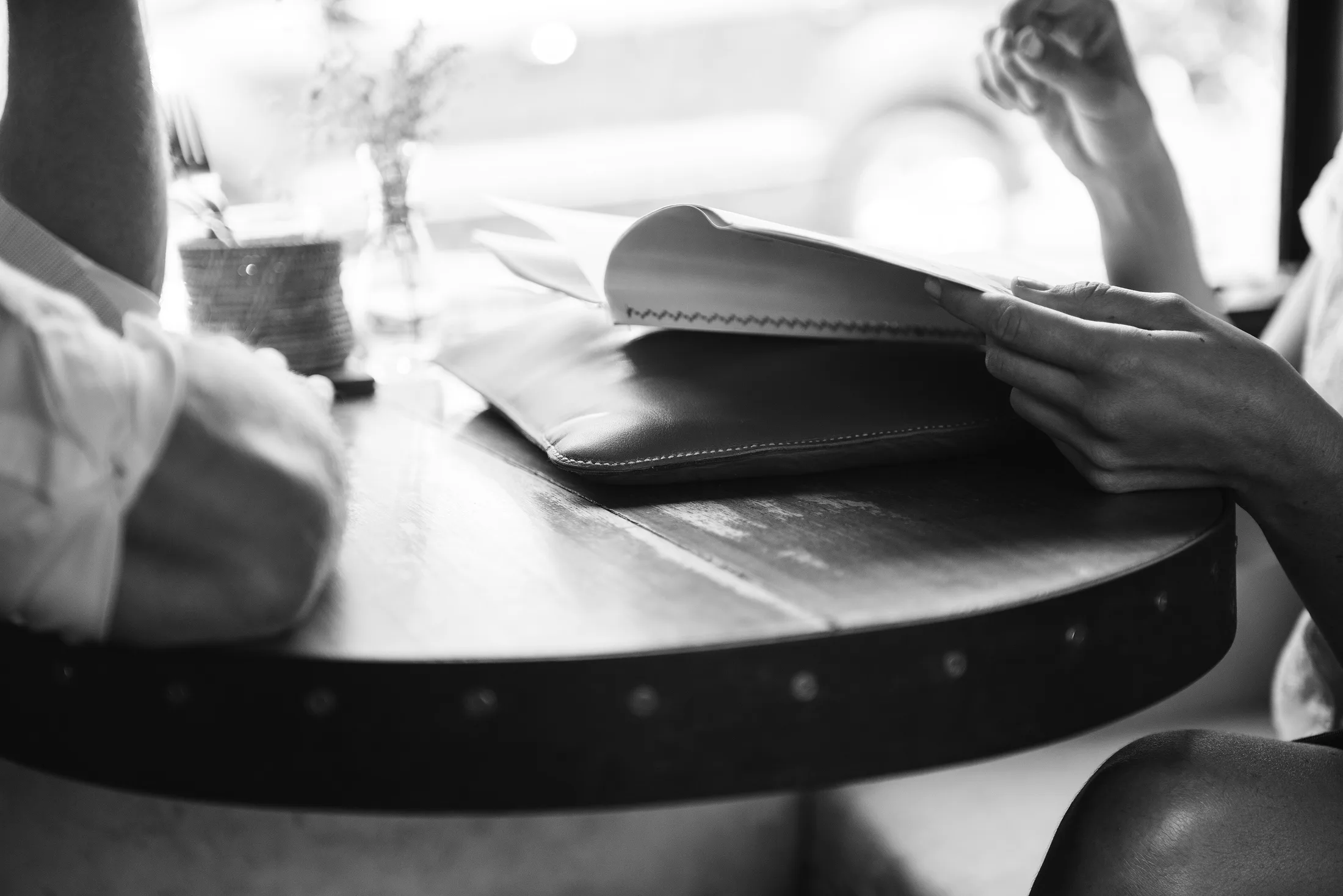 Carpeta de documentos y un cuaderno sobre una mesa, en blanco y negro