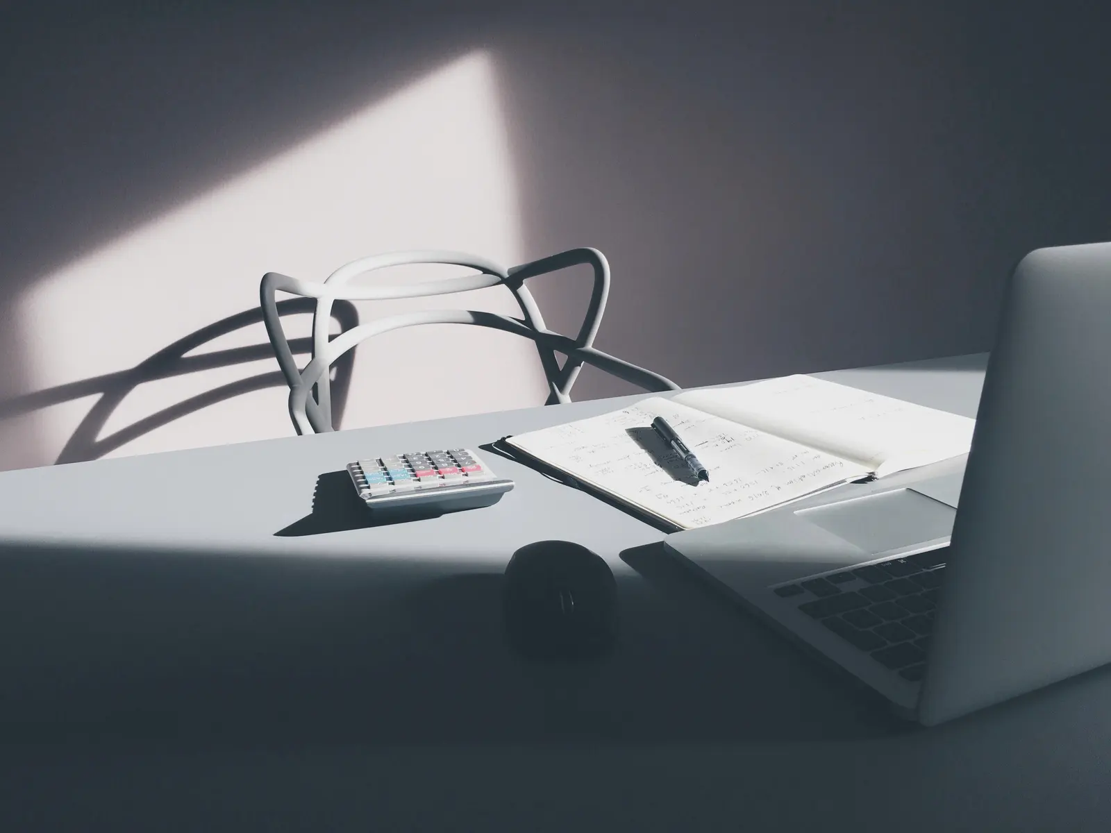 Facturas y una calculadora sobre una mesa de trabajo